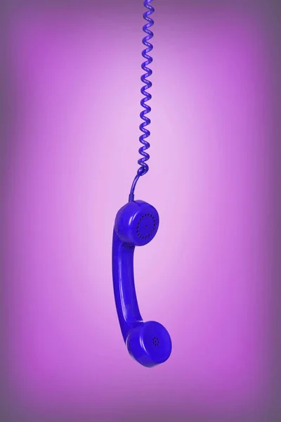 Blå vintage telefon hängande av en kabel — Stockfoto