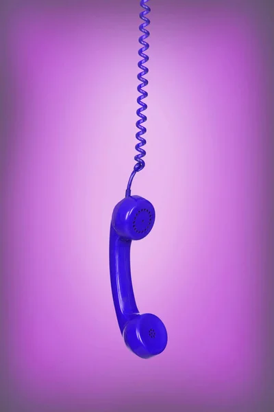 Téléphone vintage bleu suspendu d'un câble — Photo