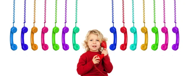 Adorable niño con muchos teléfonos colgando de un cable — Foto de Stock