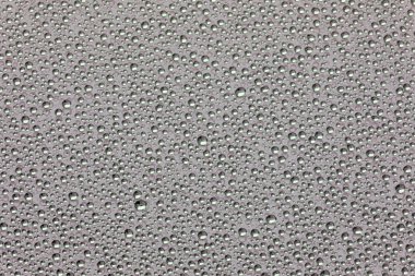 Yağmurlu su damlalarıyla gri yüzey