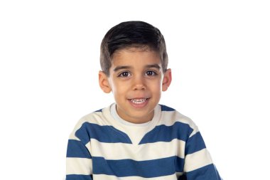 Çizgili tişörtlü mutlu çocuk 