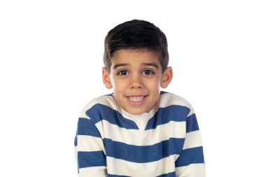 Çizgili tişörtlü mutlu çocuk