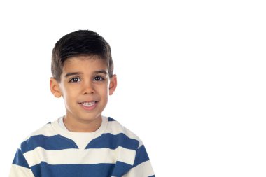 Çizgili tişörtlü mutlu çocuk 