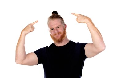 Kızıl saçlı, uzun sakallı bir adam beyaz bir arka planda izole edilmiş.