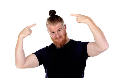 Kızıl saçlı, uzun sakallı bir adam beyaz bir arka planda izole edilmiş.