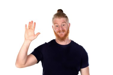Kızıl saçlı, uzun sakallı, sağ elini kaldıran beyaz bir arka planda izole edilmiş bir adam.