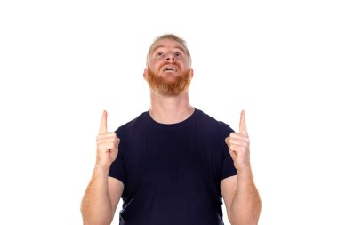 Kızıl saçlı, uzun sakallı bir adam beyaz bir arka planda izole bir şekilde yukarı bakıyor.