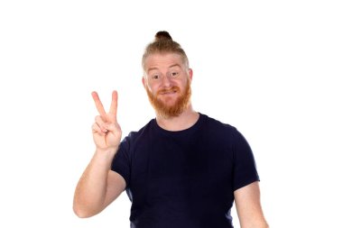 Kızıl saçlı, uzun sakallı bir adam beyaz bir arka planda izole edilmiş.