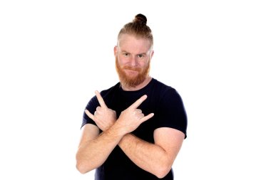 Kızıl saçlı, uzun sakallı bir adam beyaz bir arka planda izole edilmiş.