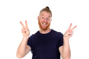 Kızıl saçlı, uzun sakallı bir adam beyaz bir arka planda izole edilmiş.