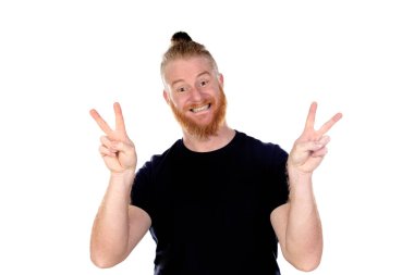 Kızıl saçlı, uzun sakallı bir adam beyaz bir arka planda izole edilmiş.