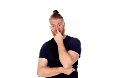 Kızıl saçlı, uzun sakallı, beyaz arka planda soyutlanmış bir adam.