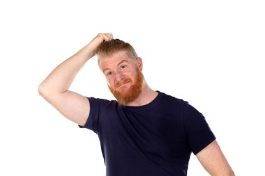 Kızıl saçlı, uzun sakallı, beyaz arka planda soyutlanmış bir adam.