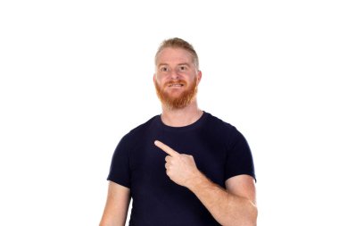 Kızıl saçlı, uzun sakallı bir adam beyaz bir arka planda izole edilmiş.