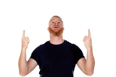 Kızıl saçlı, uzun sakallı bir adam beyaz bir arka planda izole edilmiş.