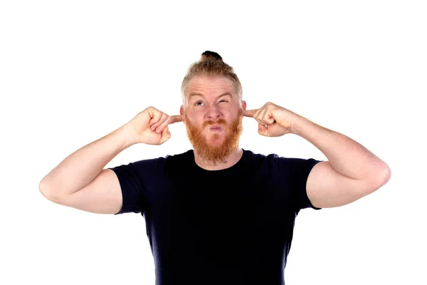 Homem Cabelos Vermelhos Com Barba Comprida Cobrindo Seus Ouvidos Isolados — Fotografia de Stock