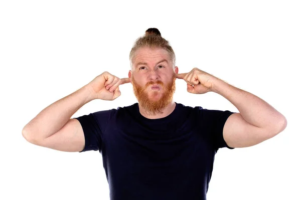 Hombre Pelirrojo Con Barba Larga Cubriéndose Las Orejas Aisladas Sobre — Foto de Stock