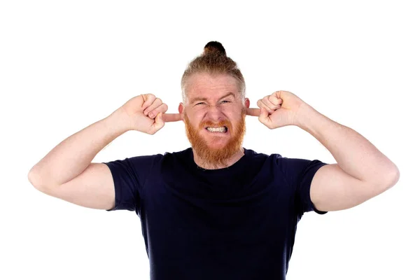 Hombre Pelirrojo Con Barba Larga Cubriéndose Las Orejas Aisladas Sobre — Foto de Stock