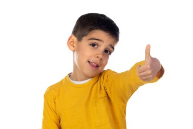 Beyaz bir arka planda izole edilmiş sevimli Latin çocuk.