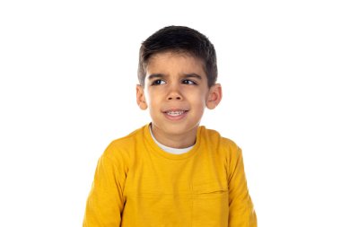 Beyaz arka planda izole edilmiş mutlu çingene çocuk.