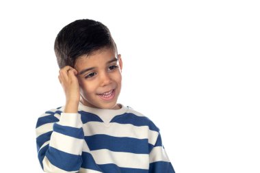 Beyaz arka planda izole edilmiş endişeli Latin çocuk