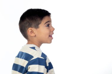 Beyaz bir arka planda izole edilmiş sevimli Latin çocuk.