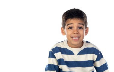 Beyaz bir arka planda izole edilmiş sevimli Latin çocuk.