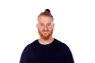 Kızıl saçlı, uzun sakallı bir adam beyaz bir arka planda izole edilmiş.