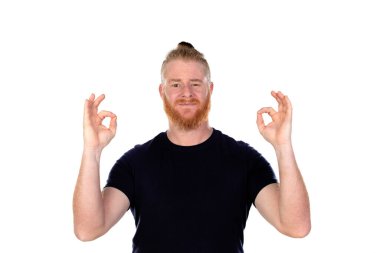 Kızıl saçlı, uzun sakallı bir adam beyaz bir arka planda izole edilmiş.