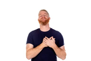 Kızıl saçlı, uzun sakallı, aşık bir adam beyaz bir arka planda izole edilmiş.