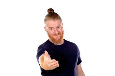 Kızıl saçlı, uzun sakallı bir adam beyaz bir arka planda elini uzatıyor.