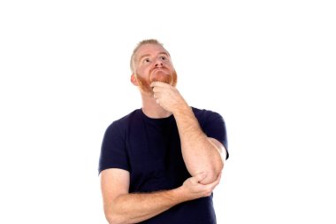 Kızıl saçlı, uzun sakallı, beyaz arka planda soyutlanmış bir adam.