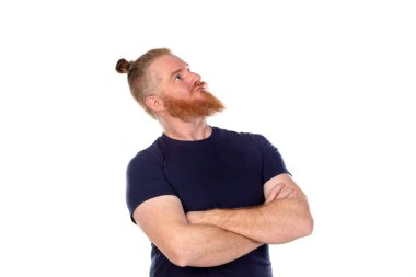 Kızıl saçlı, uzun sakallı, beyaz arka planda soyutlanmış bir adam.
