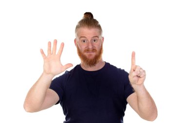 Kızıl saçlı, uzun sakallı bir adam beyaz bir arka planda izole edilmiş.