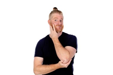 Kızıl saçlı, uzun sakallı, beyaz arka planda soyutlanmış bir adam.