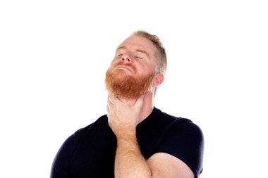 Kızıl saçlı, uzun sakallı, beyaz arka planda soyutlanmış bir adam.