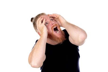 Kızıl saçlı, uzun sakallı bir adam beyaz bir arka planda izole edilmiş.