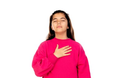 Beyaz bir arka planda pembe formalı sevimli bir genç kız.