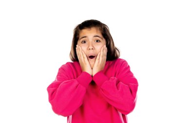 Beyaz bir arka planda pembe formalı sevimli bir genç kız.