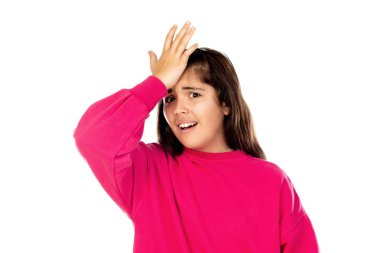 Beyaz bir arka planda pembe formalı sevimli bir genç kız.