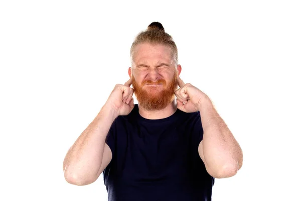Рыжеволосый Мужчина Длинной Бородой Закрывает Уши Изолированы Белом Фоне — стоковое фото