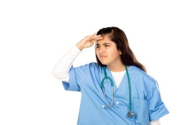 Mavi doktor üniformalı komik kız beyaz arka planda izole edilmiş.