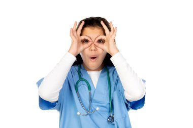 Mavi doktor üniformalı komik kız beyaz arka planda izole edilmiş.