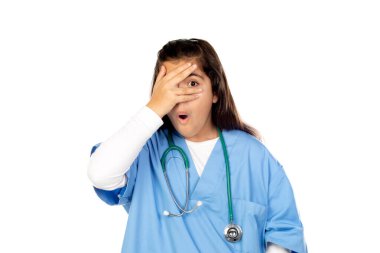 Mavi doktor üniformalı komik kız beyaz arka planda izole edilmiş.