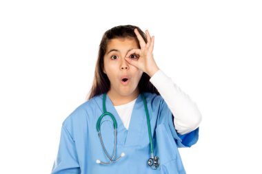 Mavi doktor üniformalı komik kız beyaz arka planda izole edilmiş.