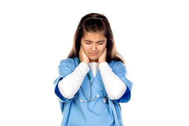 Mavi doktor üniformalı üzgün kız beyaz bir arka planda izole edilmiş.