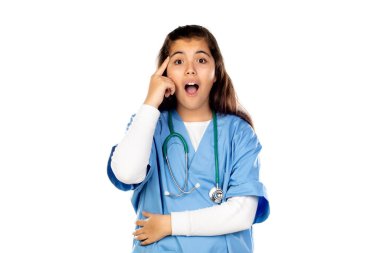 Mavi doktor üniformalı komik kız beyaz arka planda izole edilmiş.