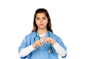 Mavi doktor üniformalı komik kız beyaz arka planda izole edilmiş.