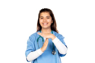 Mavi doktor üniformalı komik kız beyaz arka planda izole edilmiş.