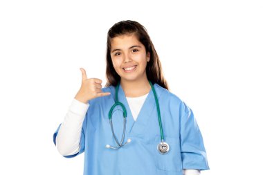 Mavi doktor üniformalı komik kız beyaz arka planda izole edilmiş.